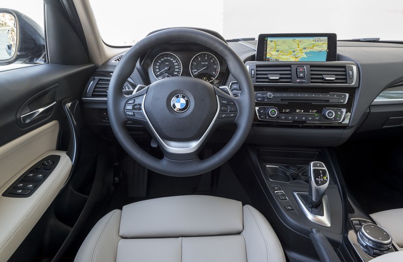 Klasyczne zegary i prosta obsługa systemu iDrive – wnętrze BMW 1 /materiały prasowe