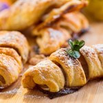 Klasyczny deser do kawy i herbaty. Te rogaliki z marmoladą zachwycą sąsiadkę