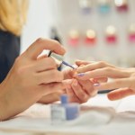 Klasyczny french jest już passe. Taki manicure będzie hitem lata 2026