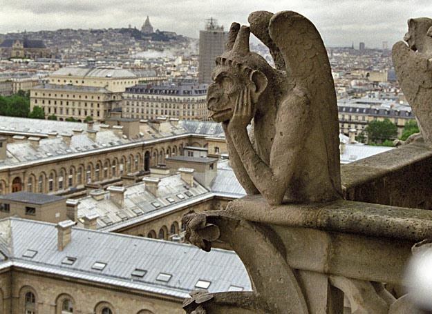 Klasyczny gargulec - rzeźba na paryskiej katedrze Notre Dame /MWMedia