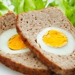 Klasyczny przepis w innym wydaniu. Pieczeń z jajkiem i parmezanem obowiązkowa na Wielkanoc