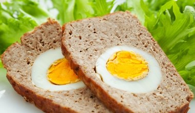 Klasyczny przepis w innym wydaniu. Pieczeń z jajkiem i parmezanem obowiązkowa na Wielkanoc