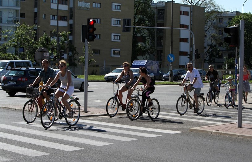 Klasyczny przykład zachowania rowerzystów - przejeżdżanie przez przejście dla pieszych /Hubert Matys /Reporter