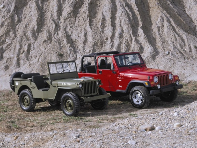 Klasyczny Willys (z lewej) z lat wojennych ze swoim cywilnym następcą, modelem TJ. /Jeep