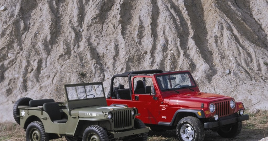 Klasyczny Willys (z lewej) z lat wojennych ze swoim cywilnym następcą, modelem TJ. /Jeep