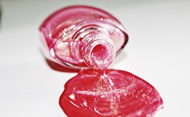 Klasyka na paznokciach: czerwony lakier hybrydowy od Boska Nails krok po kroku