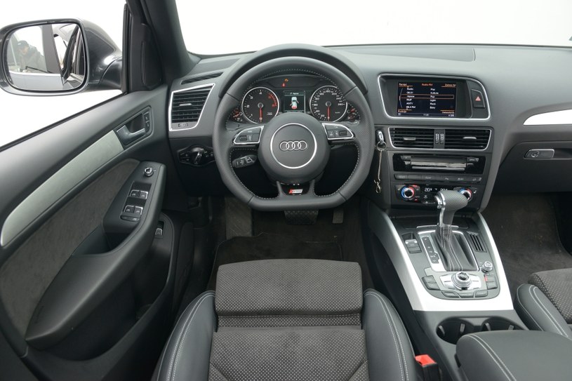 Klasyka w wykonaniu Audi, czyli deska rozdzielcza o układzie doskonale znanym z innych współczesnych modeli, dwa duże okrągłe zegary oraz pierwszorzędna jakość. /Motor