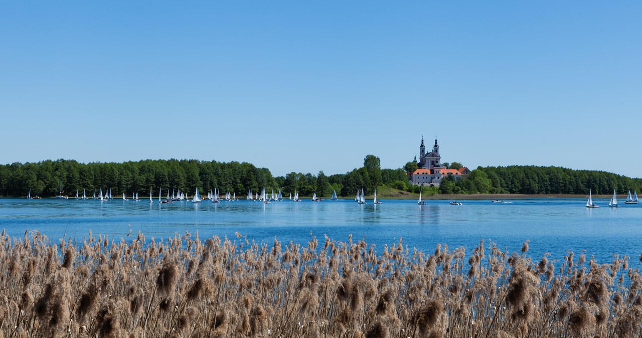 Klasztor Kamedułów nad Jeziorem Wigry to jedno z ciekawszych miejsc na podlaskim odcinku Szlaku Rowerowego Green Velo. /East News