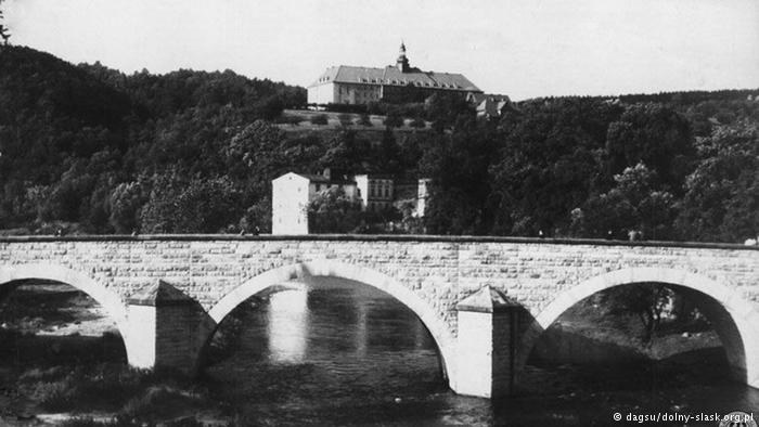 Klasztor Sióstr Marianek w Bardzie Śląskim (zdjęcie z 1967 r.). Tu, w listopadzie 1946 r. urywa się ślad dzieci z pociągu. Dzisiaj w klasztorze jest dom dziecka. Nazywa się „Jutrzenka” /Deutsche Welle