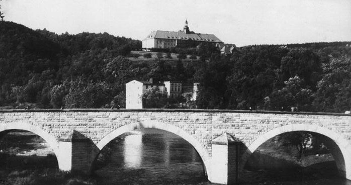 Klasztor Sióstr Marianek w Bardzie Śląskim (zdjęcie z 1967 r.). Tu, w listopadzie 1946 r. urywa się ślad dzieci z pociągu. Dzisiaj w klasztorze jest dom dziecka. Nazywa się „Jutrzenka” /Deutsche Welle