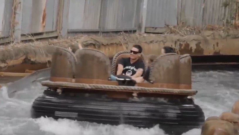 Klatka z filmu reklamującego "Thunder River Rapids" w parku rozrywki Dreamworld w Gold Coast /YouTube