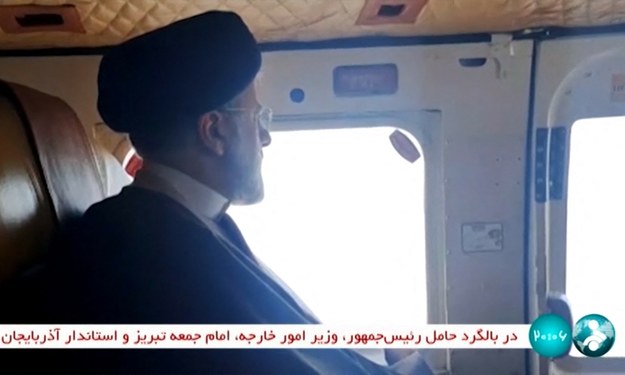 Klatka z nagrania przedstawiającego ostatnie chwile lotu helikoptera z prezydentem Iranu na pokładzie /AFP PHOTO / HO / IRINN /East News