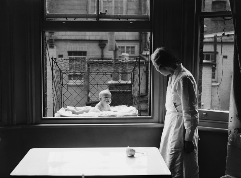Klatki były rozdawane członkom Chelsea Baby Club, którzy nie mają ogrodów (1937 r.) /Reg Speller/Fox Photos/Getty Images /Getty Images