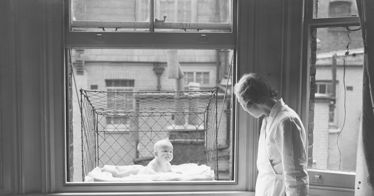 Klatki były rozdawane członkom Chelsea Baby Club, którzy nie mają ogrodów (1937 r.) /Reg Speller/Fox Photos/Getty Images /Getty Images