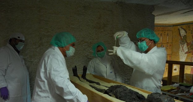 Klątwa to bzdura, ale środki ostrożności przy badaniu mumii nie zaszkodzą... /Discovery World