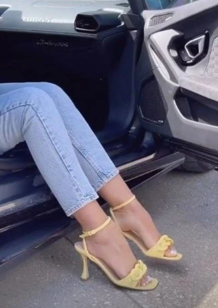 Klaudia Halejcio zaliczyła modową wpadkę... założyła za duże buty! /instagram.com/klaudiahalejcio /Instagram