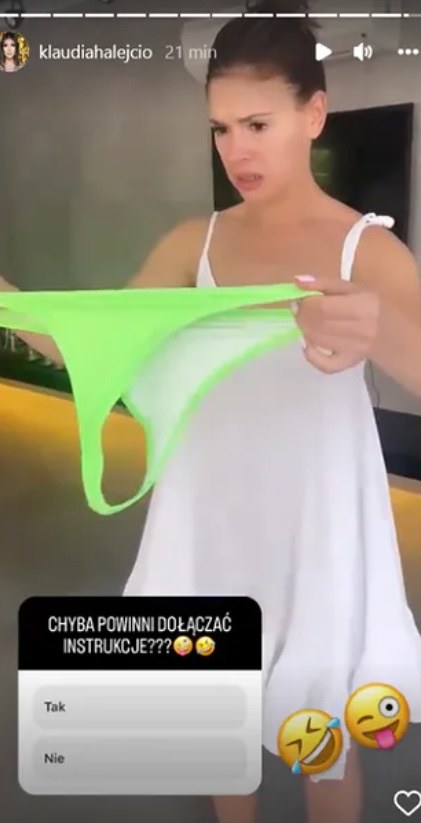 Klaudia Halejcio zastanawia się, jak założyć dół od bikini. /instagram.com/klaudiahalejcio /Instagram