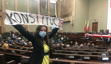 Klaudia Jachira wyciągnęła transparent podczas uroczystości w Sejmie