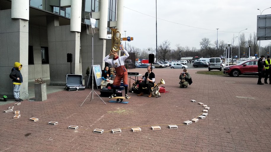 "Klauni bez granic" przed halą Torwar w Warszawie /Przemysław Mzyk /RMF MAXX