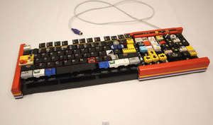Klawiatura zbudowana z klocków LEGO