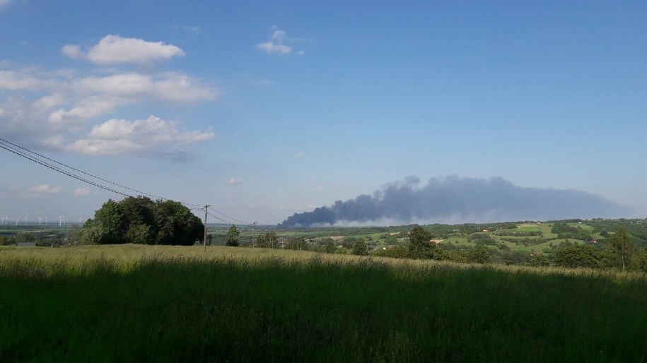 Kłęby czarnego dumy nad Markową widoczne z odległości 20 km /foto. Gorąca Linia RMF FM /