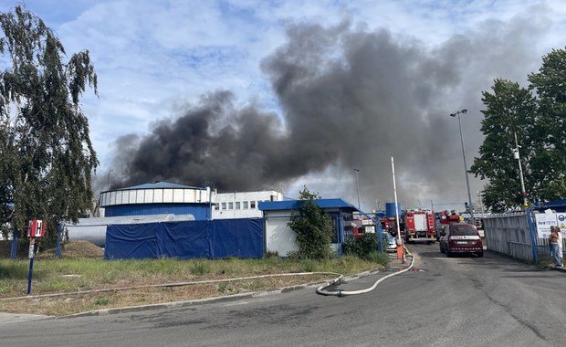 Kłęby czarnego dymu nad Gdańskiem. Paliła się hala na Stogach