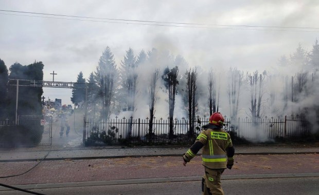 Kłęby dymu na cmentarzu. Apel strażaków po pożarze