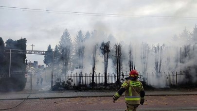 Kłęby dymu na cmentarzu. Apel strażaków po pożarze