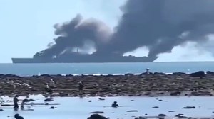 Kłęby dymu nad chińskim okrętem. Pekin testuje nową broń