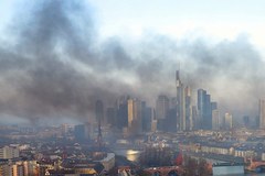 Kłęby dymu nad Frankfurtem. Tak wygląda miasto po zamieszkach 