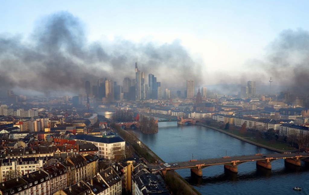 Kłęby dymu nad Frankfurtem //PAP/EPA