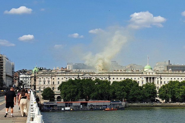 Kłęby dymu nad gmachem Sommerset House /JAMES RYBACKI/AFP /East News