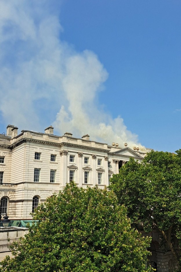 Kłęby dymu nad gmachem Sommerset House /JAMES RYBACKI/AFP /East News