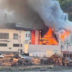 Kłęby dymu nad Jordanowem. Płonął tartak 