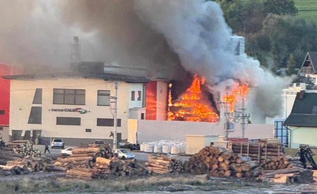 Kłęby dymu nad Jordanowem. Płonął tartak 