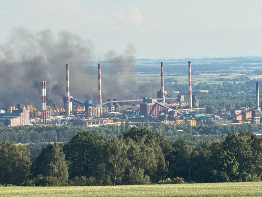 Kłęby dymu nad koksownią w Zdzieszowicach /Gorąca Linia RMF FM /