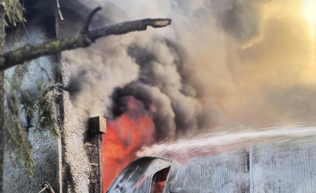 Kłęby dymu nad Krakowem. Spłonął warsztat z samochodami