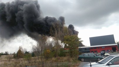 Kłęby dymu nad Lubinem. Pali się hala z farbami i rozpuszczalnikami