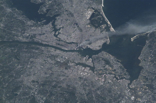 Kłęby dymu nad Manhattanem po uderzeniu samolotów w WTC były widoczne z kosmosu /NASA /NASA