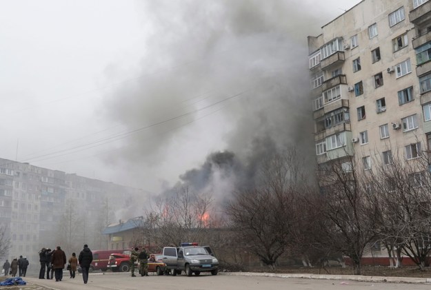 Kłęby dymu nad Mariupolem po bombardowaniu /SERGEY VAGANOV /PAP/EPA