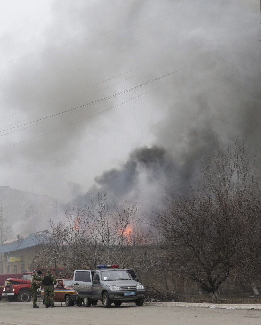Kłęby dymu nad Mariupolem po ostrzale rakietowym /SERGEY VAGANOV /PAP/EPA