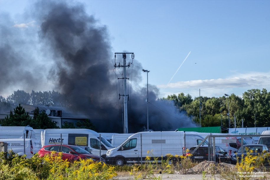 Kłęby dymu nad miejscem wybuchu pożaru /https://www.facebook.com/pandawszyszkach /