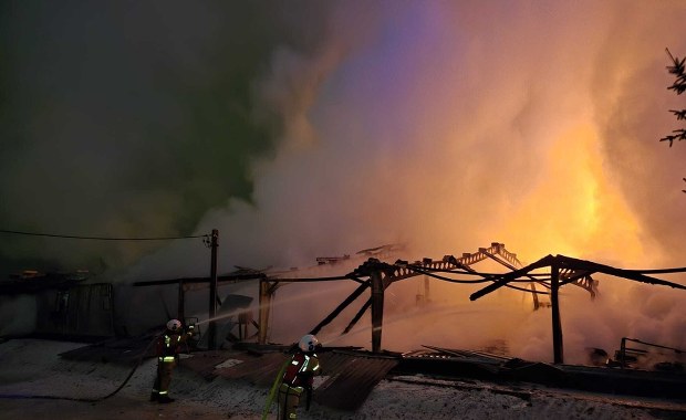 Kłęby dymu nad Nowym Modlinem. Spłonęła hala z odpadami