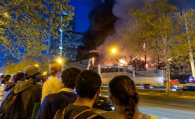 Kłęby dymu nad Paryżem. Co objął pożar?