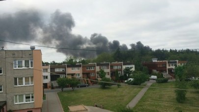 Kłęby dymu nad Paterkiem. Zapaliła się hala w zakładzie z surowcami wtórnymi