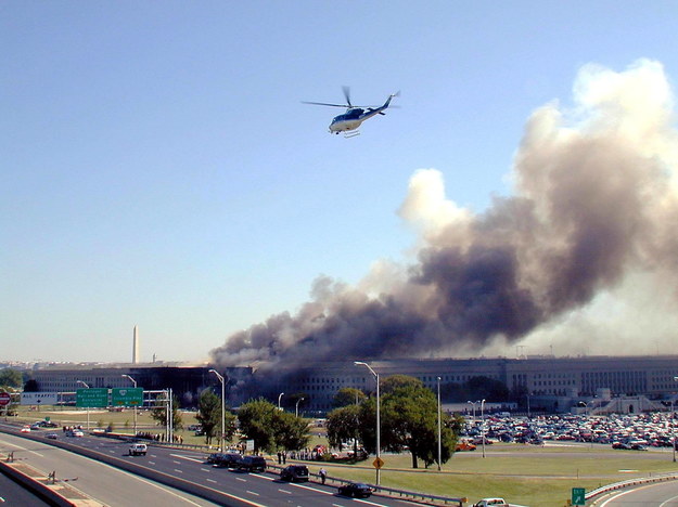 Kłęby dymu nad Pentagonem po uderzeniu samolotu 11 września 2001 r. /	Mark_D._Faram / NAVY VISUAL NEWS SERVICE HANDOUT /PAP/EPA