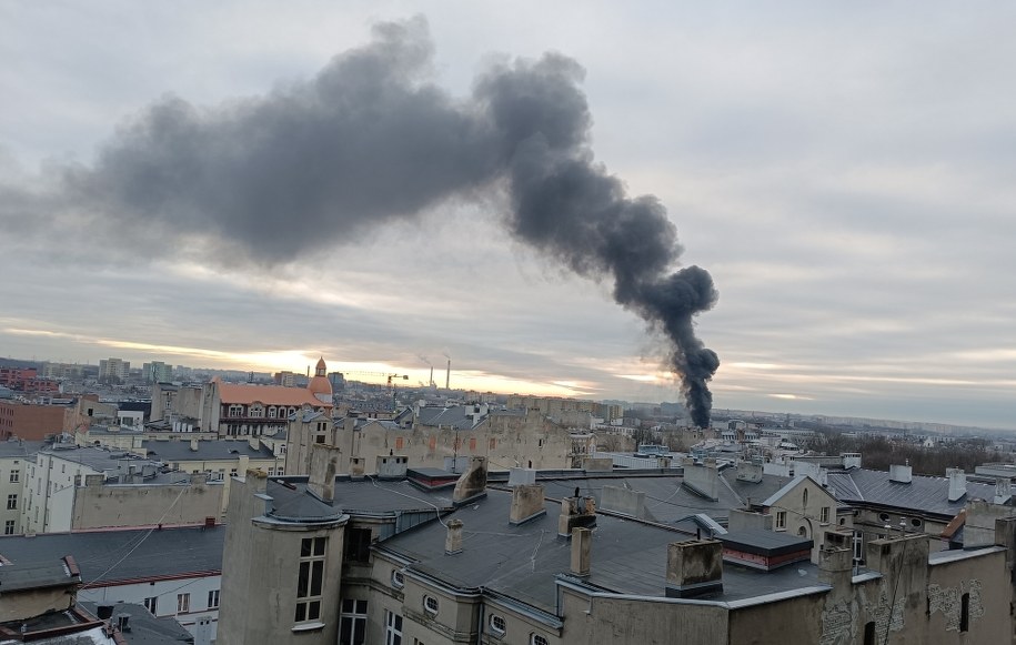 Kłęby dymu nad płonącą kamienicą /Gorąca Linia RMF FM