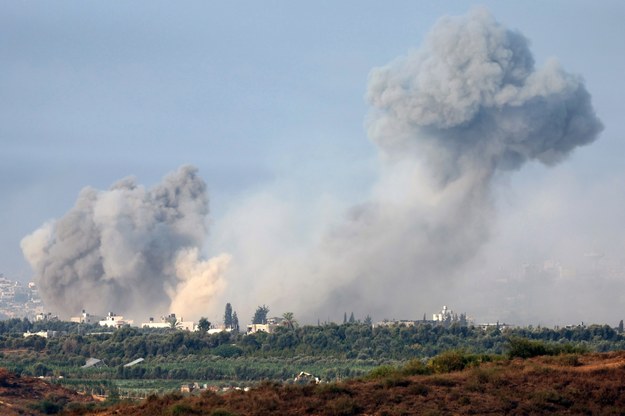 Kłęby dymu nad Strefą Gazy /ATEF SAFADI  /PAP/EPA