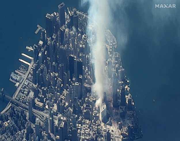 Kłęby dymu nad strefą zero na zdj. z 12 września 2001 r. /MAXAR TECHNOLOGIES HANDOUT /PAP/EPA