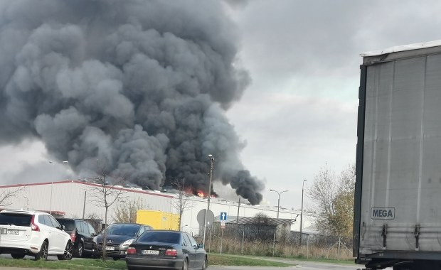 Kłęby dymu nad Warszawą. Pożar hali w dzielnicy Włochy